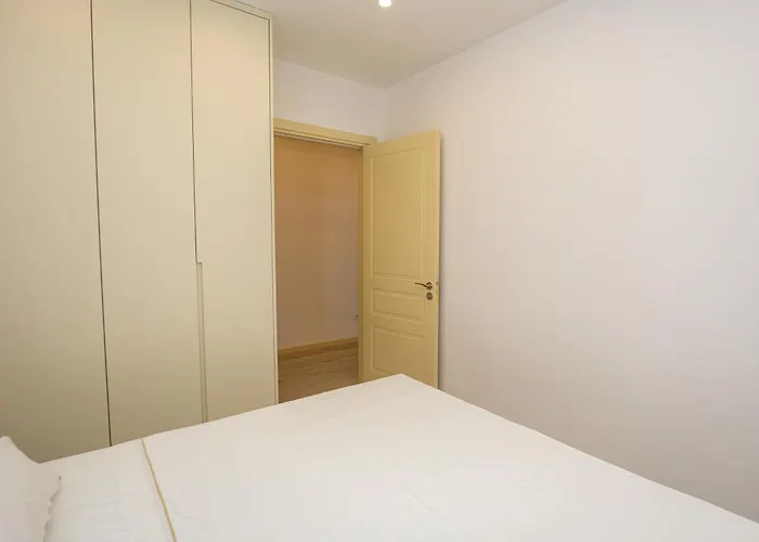 Pomegranate House * Wlora